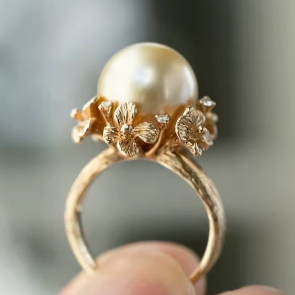Golden flower ring with pearl